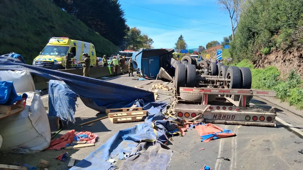 Camión se volcó en el Puente Malleco provocando un extenso taco en Collipulli, Cedida