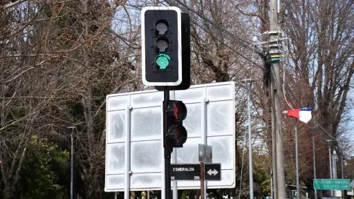 Instalan primer semáforo en Tucapel para mejorar seguridad vial y calidad de vida de la comunidad