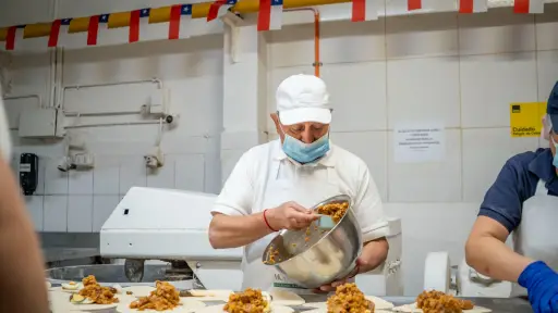 Autoridades fiscalizan locales de expendio de empanadas y dulces chilenos en Biobío