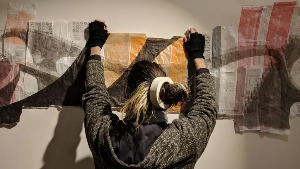 La ausencia de infraestructura cultural especializada lleva a los artistas visuales a adaptar sus hogares como lugares de creación., Sebastián González Majó