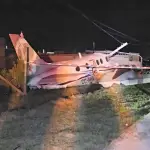 El avión perdió potencia en pleno trayecto y terminó impactando en el interior de un condominio., Redes sociales