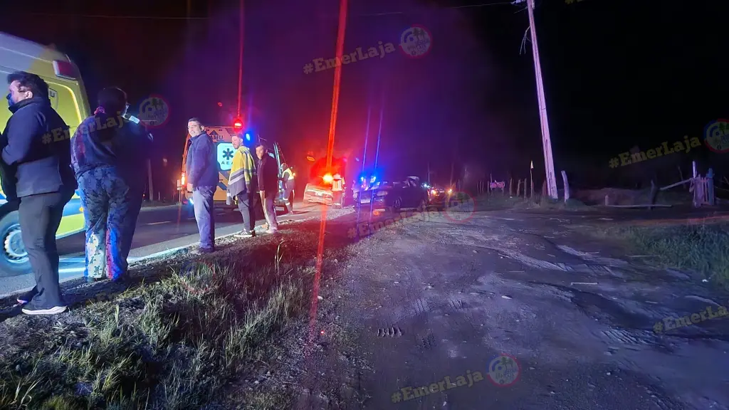 En el lugar concurrieron tres ambulancias, dos carros de Bomberos y Carabineros. , FB: Emergencias Laja