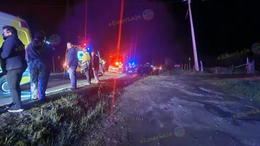 Colisión entre auto y camión en Los Ángeles deja a un menor y dos adultos heridos