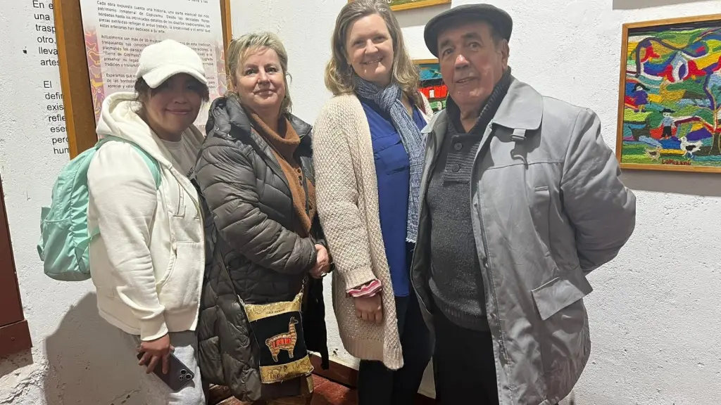 Las Bordadoras de Copiulemu se dedican a crear tapices y bordados únicos, trabajados a mano con hilos de vivos colores.  / cedida