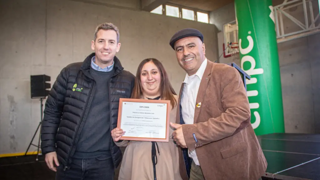 Quilaco se destaca en la capacitación en gestión de emergencias, con la certificación de Francisca Maureira, funcionaria de la Unidad de Emergencias local., Municipalidad de Quilaco