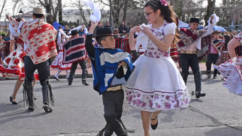Pie de cueca antes del desfile de los estudiantes, Diario La Tribuna