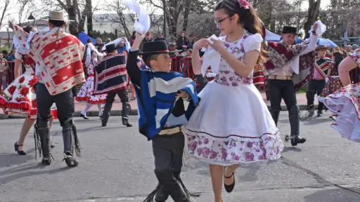 Estudiantes angelinos bailan cuecas del Conjunto Folclórico de Llano Blanco en la Plaza de Armas