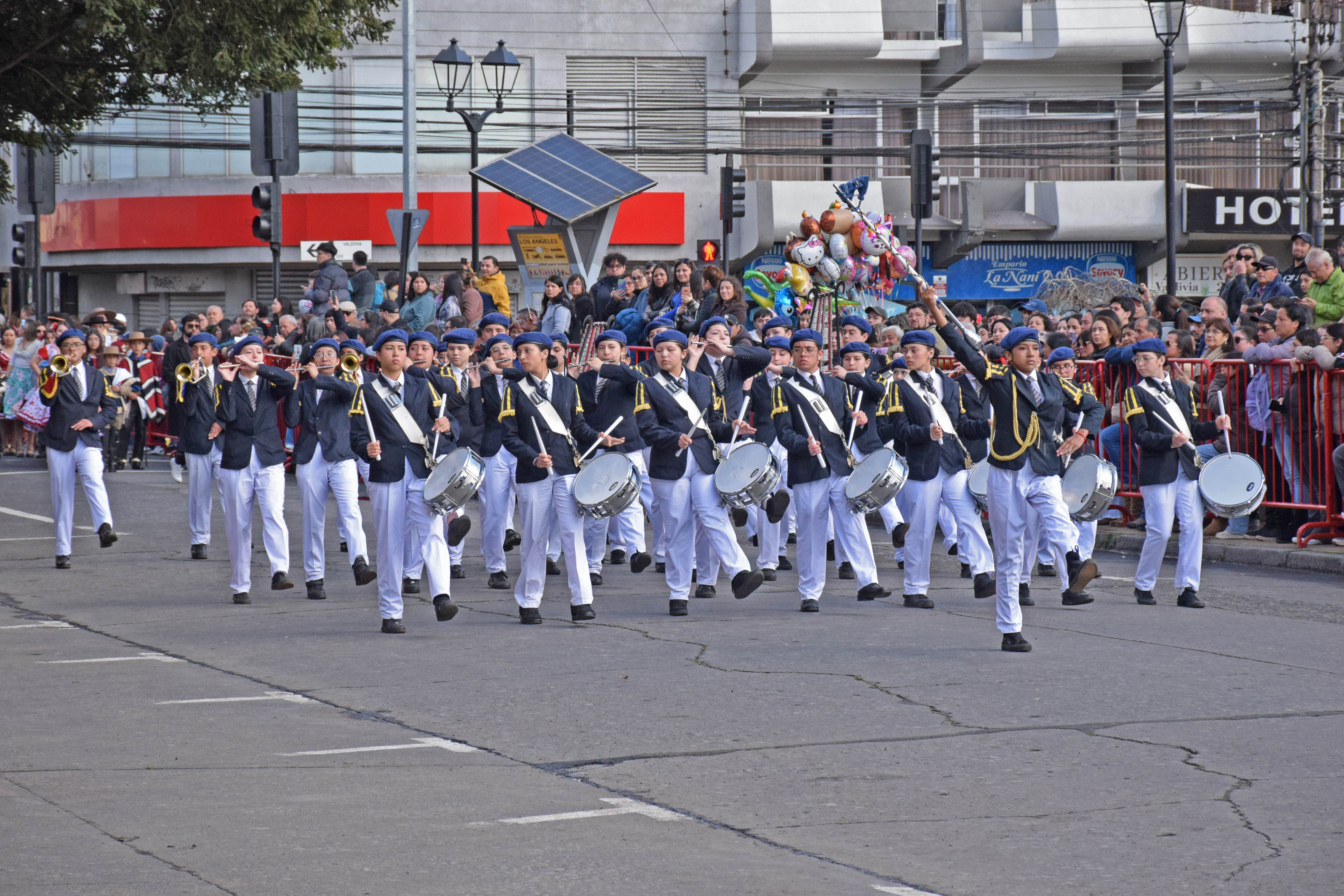 Comienza el desfile de los estudiantes / Diario La Tribuna