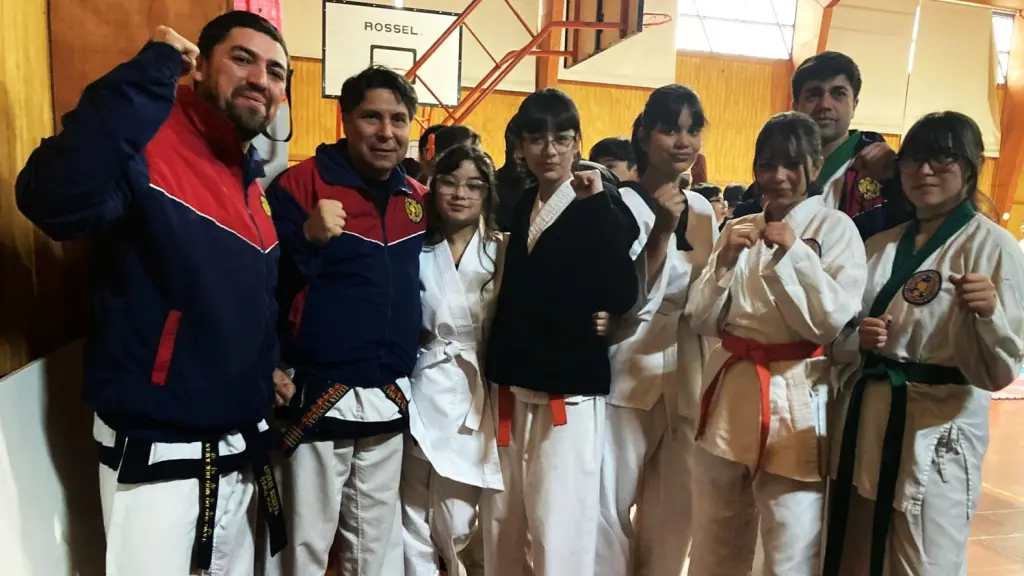 La delegación de la Academia de Artes Marciales Tang Soo Do Moo Duk Kwan felices de aplicar lo aprendido., La Tribuna