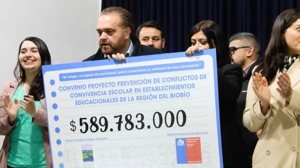 El convenio con la Superintendencia de Educación permitirá contratar mediadores en las tres provincias, beneficiando a más de 29 mil personas.