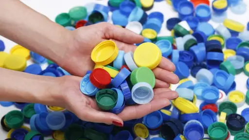 Municipalidad de Alto Biobío lanza campaña de reciclaje de tapas para crear mural en Escuela Ralco