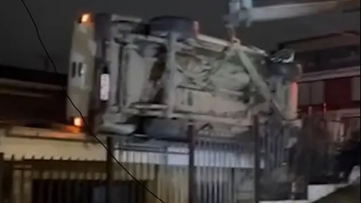 Camioneta terminó en el techo de una vivienda en Nacimiento