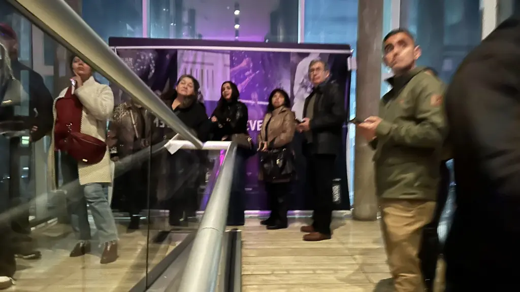 Los asistentes esperando poder ingresar al salón donde se presentó Jorge Alis. | Diario La Tribuna