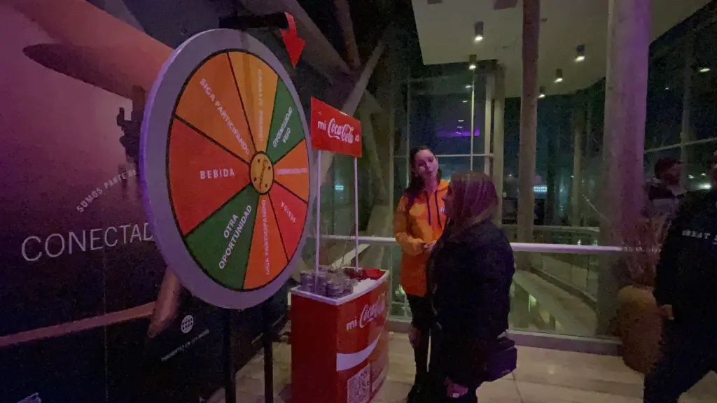 Mientras esperaban a poder ingresar, el público disfrutó de juegos y regalos gestionados por Hotel Four Points by Sheraton. | Diario La Tribuna