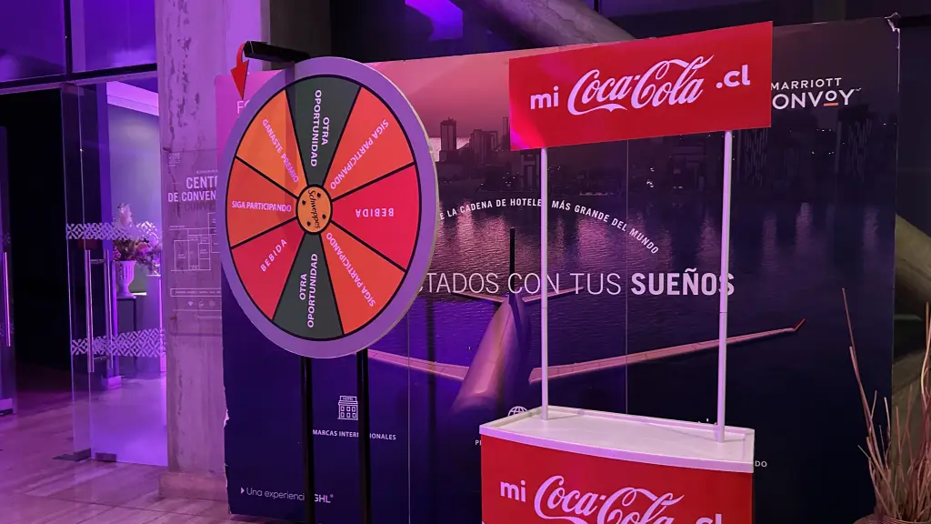 Mientras esperaban a poder ingresar, el público disfrutó de juegos y regalos gestionados por Hotel Four Points by Sheraton. | Diario La Tribuna