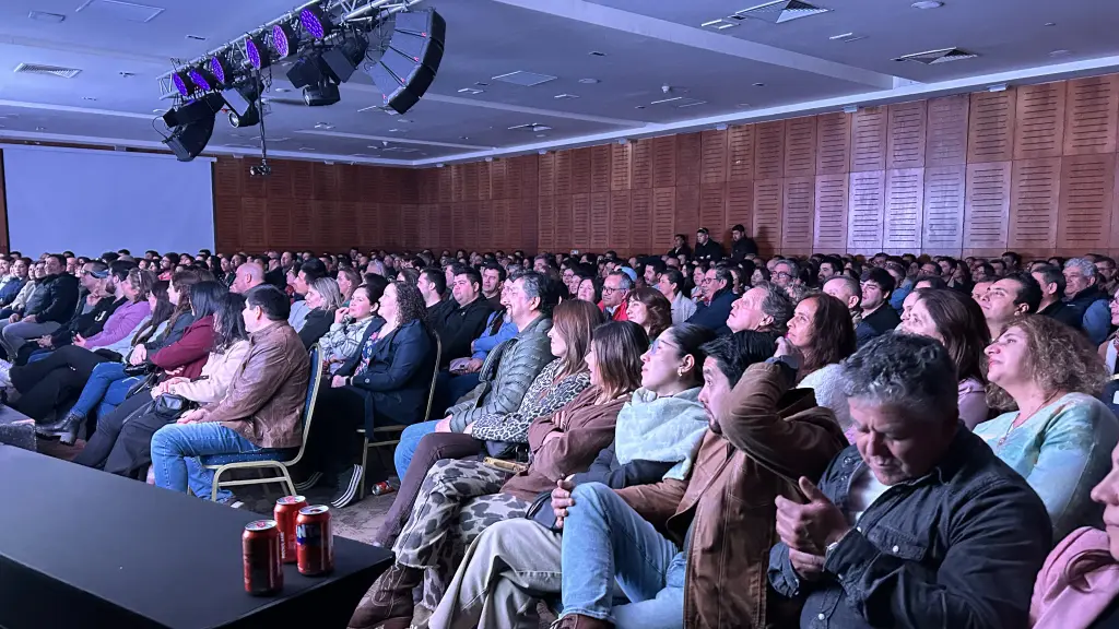El público disfrutó a carcajadas del show de Jorge Alis en Hotel Four Points by Sheraton Los Ángeles. | Diario La Tribuna