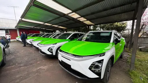 Nacimiento lidera en movilidad sustentable con moderna flota de taxis eléctricos