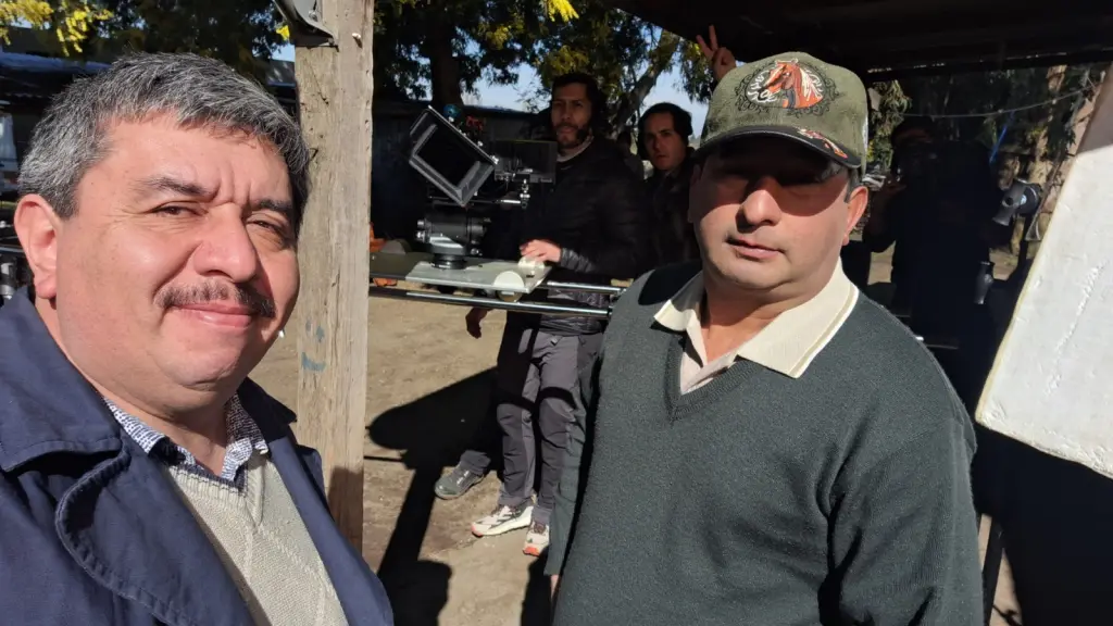 Javier Zapata junto al periodista Juvenal Rivera en el rodaje del documental / cedida
