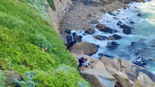 Concón: madre y su hijo fueron rescatados tras desbarranco de vehículo en roquerío