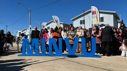 Entregan 247 viviendas de proyecto Unidos por un sueño en emotiva ceremonia en Los Ángeles