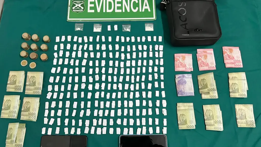 Droga y dinero en efectivo incautado por Carabineros., Cedida
