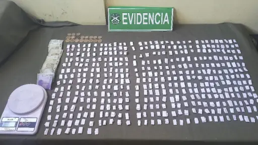 Capturan a prófugos de la justicia y desarticulan punto de venta de drogas en Los Ángeles