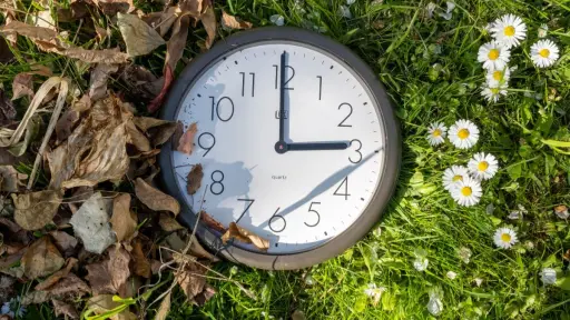 Este sábado cambia la hora en Chile: ¿Cómo se deben ajustar los relojes?