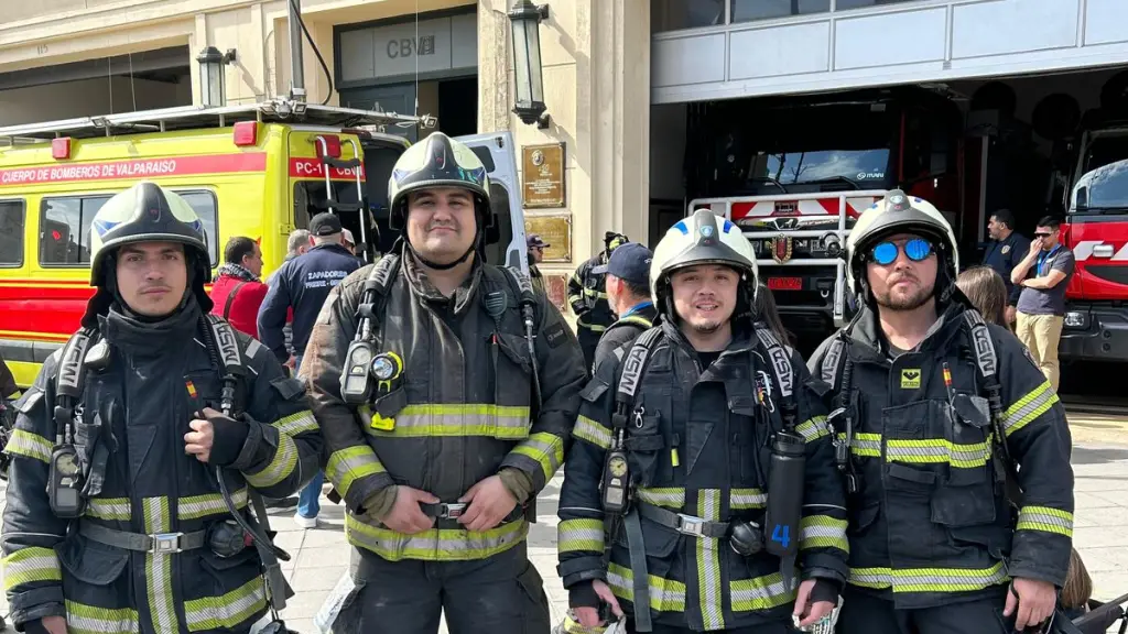La delegación de voluntarios del Cuerpo de Bomberos de Los Ángeles que se sumó al desafío convocada por la institución de la ciudad puerto., Bomberos Los Ángeles
