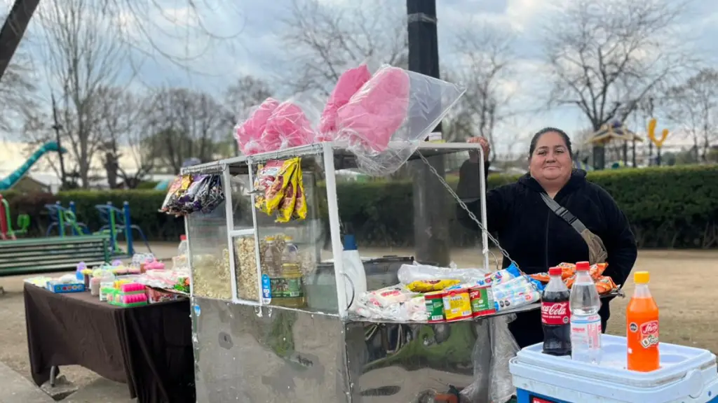 En la Laguna Esmeralda vende palomitas y algodones de azúcar, oficio que aprendió junto a su padre , Diario La Tribuna