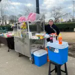 En la Laguna Esmeralda vende palomitas y algodones de azúcar, oficio que aprendió junto a su padre , Diario La Tribuna