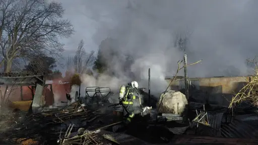 ACTUALIZACIÓN: Seis compañías de Bomberos trabajan para controlar incendio en casa, galpón y quincho