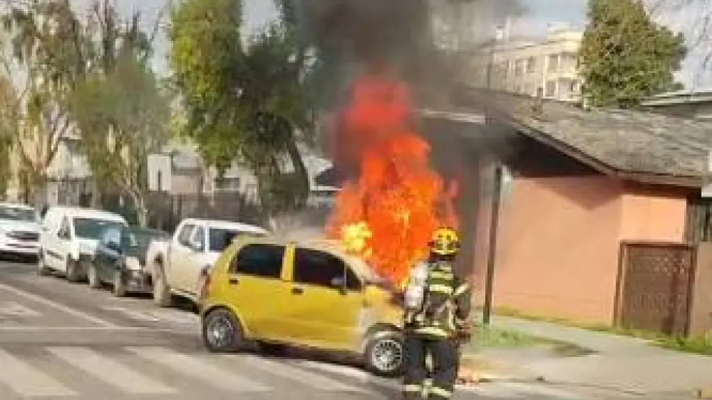 Vehículo se incendia en plena vía pública de Los Ángeles, Diario La Tribuna