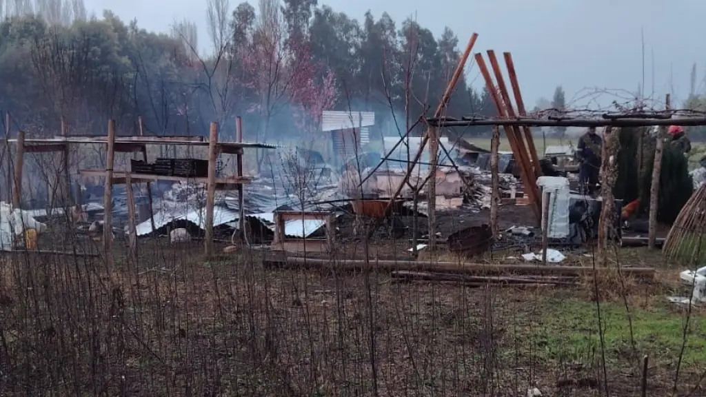 Incendio destruyó por completo una vivienda en Negrete: una persona se encuentra desaparecida, Diario La Tribuna
