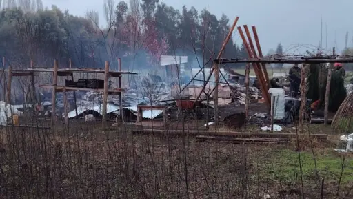 Incendio destruyó por completo una vivienda en Negrete: una persona se encuentra desaparecida