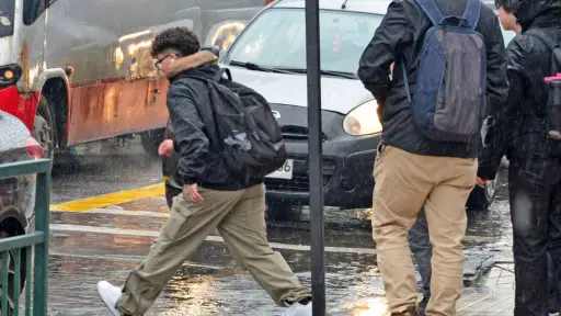 Desbordes de canales y acumulación de agua se registran en distintos sectores de Los Ángeles