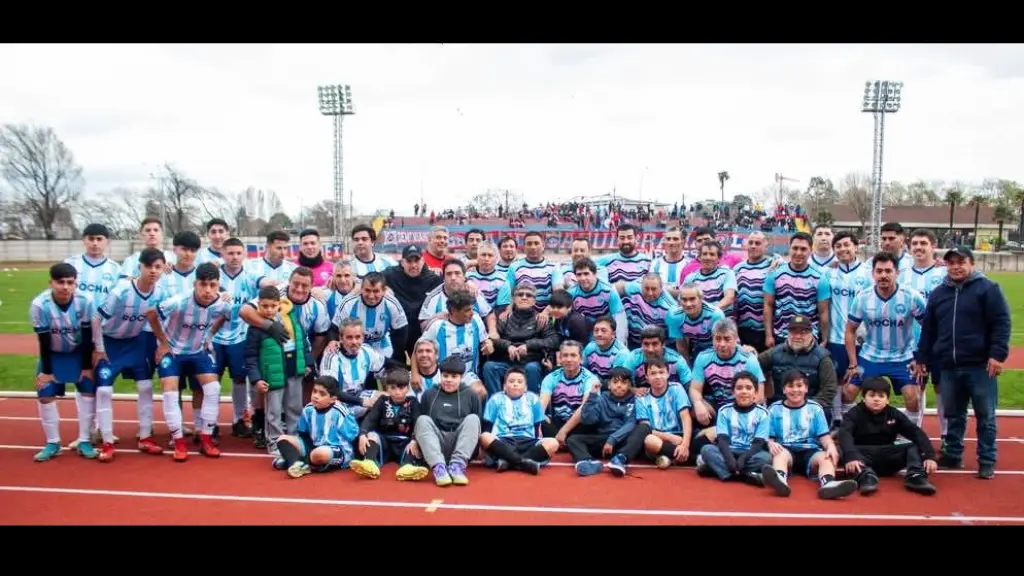 Todo el plantel de Magallanes reunido junto al homenajeado Nivaldo Caro, D. Los Ángeles