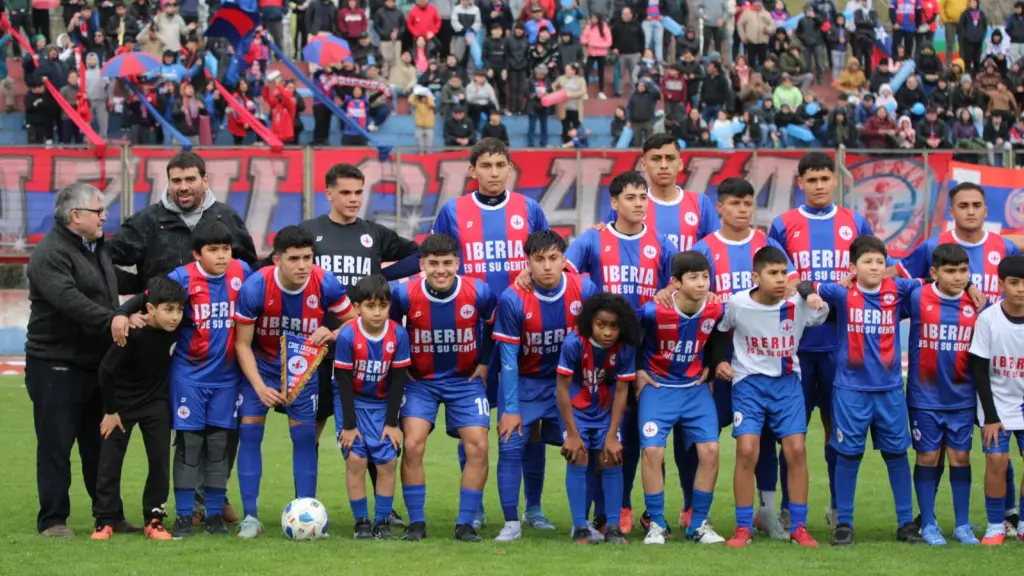 Deportes Iberia, bajo la conducción de su técnico Giovanni Olivares, realizó una contundente presentación de cara a su regreso al fútbol de la Tercera División / D. Los Ángeles