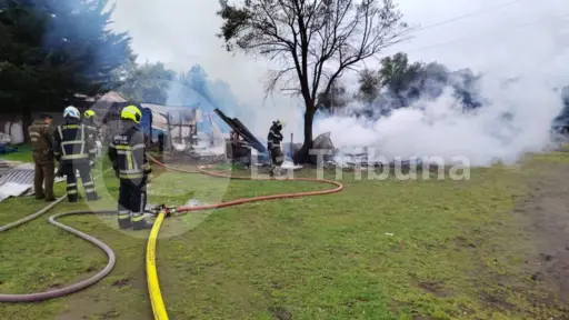 Incendio destruye vivienda en sector Fundo San Antonio: tres compañías de Bomberos trabajaron en la emergencia
