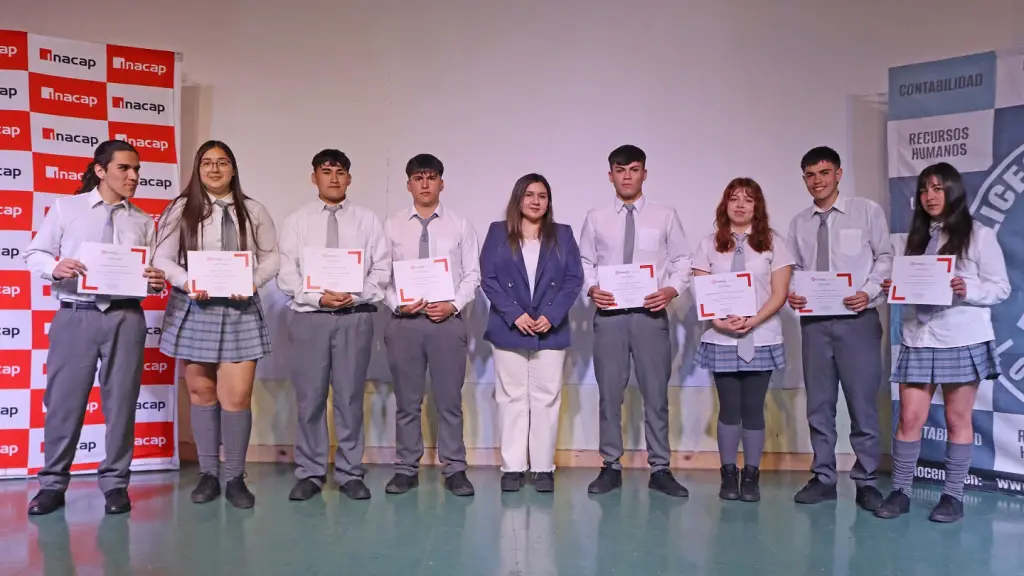 Los estudiantes conocieron en terrenos las especialidades en las que se desempeñarán en el futuro, permitiéndoles conocer sobre el mundo laboral que les espera en el futuro. / INACAP Los Ángeles