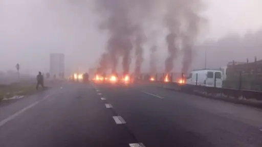 Residentes de tomas levantan barricadas en la Ruta 160 tras desalojo en Curanilahue