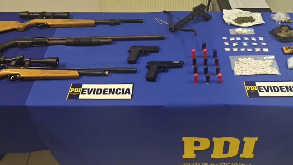 Droga y armas, además de diversas especies asociadas al delito, fueron incautadas por la PDI., PDI Biobío