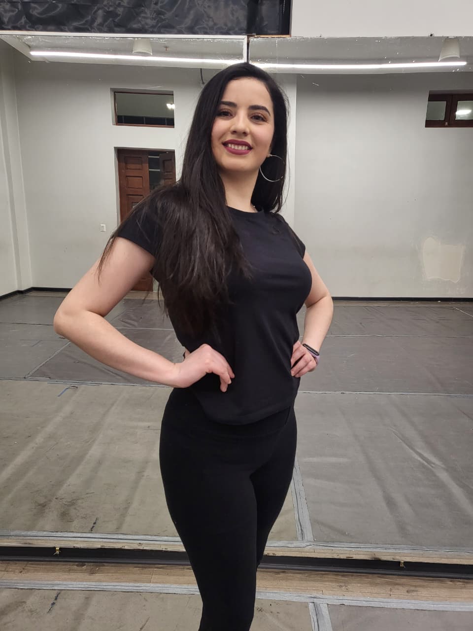 La candidata al certamen nacional de Miss Mundo mientras se prepara en el Centro Cultural Municipal de Los Ángeles. / Cedida