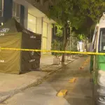 La policía encontró a la mujer sin vida con múltiples heridas cortopunzantes en su espalda., 24horas.cl