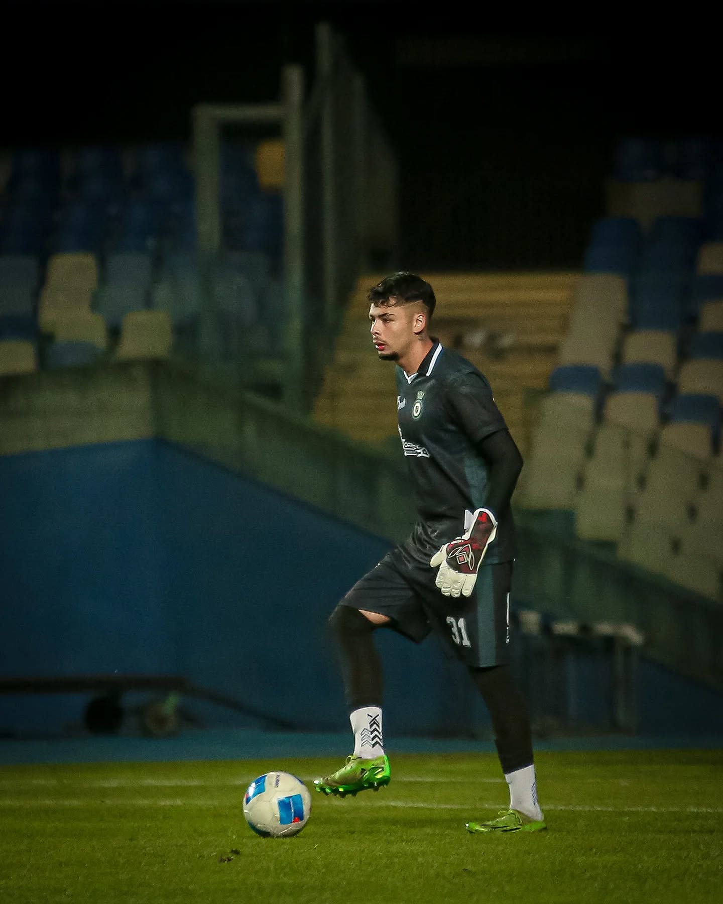 El portero José Tomás Martínez de Comunal Cabrero fue una de las figuras del partido / Comunal Cabrero