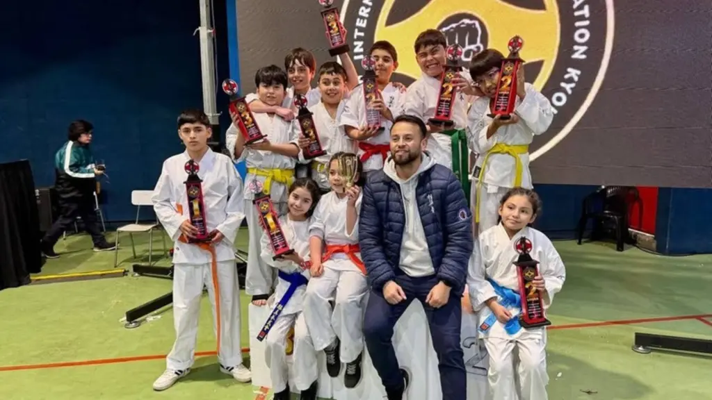 La delegación angelina posa feliz y orgullosa con los logros alcanzados por sus 11 deportistas en competencia, IG: dojosenshi_losangeles