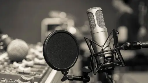 Cuatro voces históricas de la radio local serán homenajeadas en Los Ángeles este martes