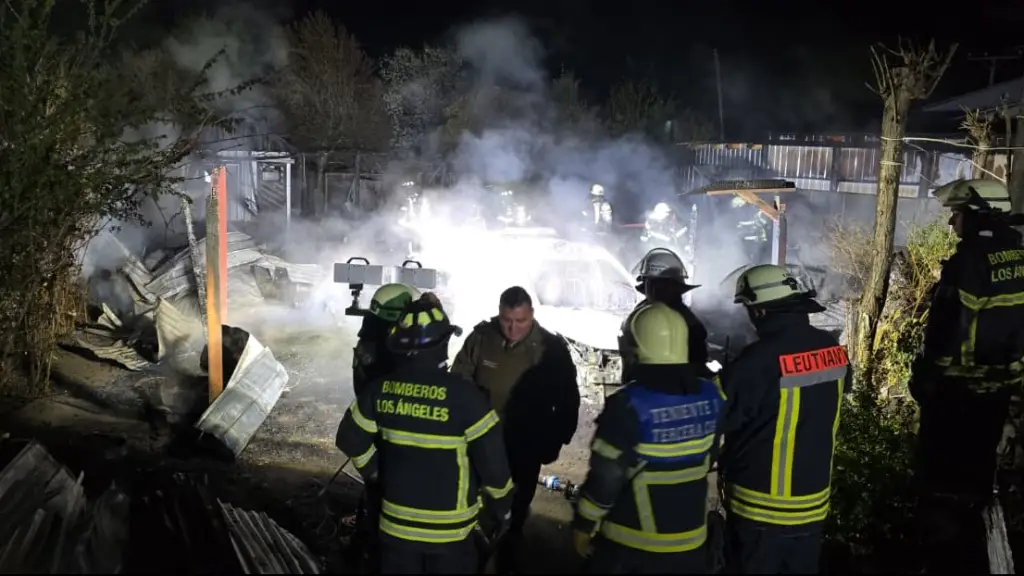 Dos viviendas completamente destruidas , Cuerpo de Bomberos Los Ángeles