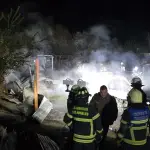Dos viviendas completamente destruidas , Cuerpo de Bomberos Los Ángeles