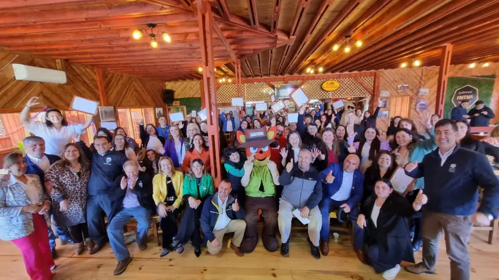 La celebración del Día Mundial del Turismo realizada por Sernatur en el Destino Turístico Angostura del Biobío” también fue el escenario para que 26 emprendedores de Santa Bárbara y Quilaco recibieran su certificado por haber participado en el programa de capacitación “Vive Angostura 2025”.