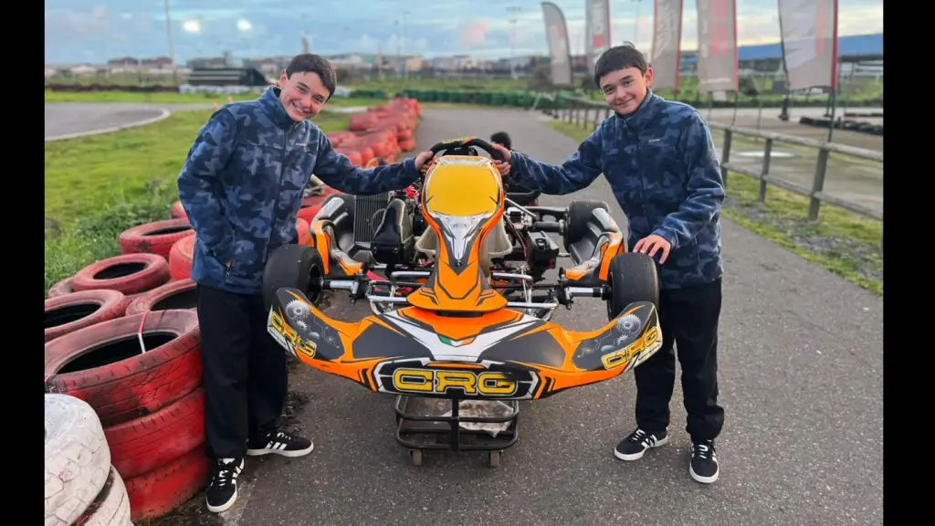 Los mellizos Vicente y Agustín Cabezas Pérez, de 12 años, afinan los últimos detalles antes de una nueva competencia de karting profesional, La Tribuna